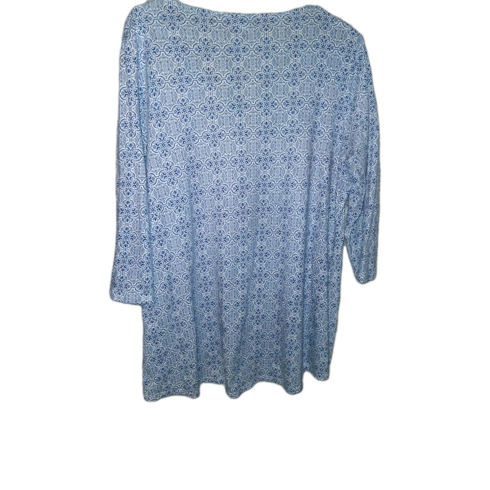 Chicos The Ultimate Tee Blue White Medallion Print V-Neck 3/4 Sleeve Top Size 2 - Picture 2 of 4
